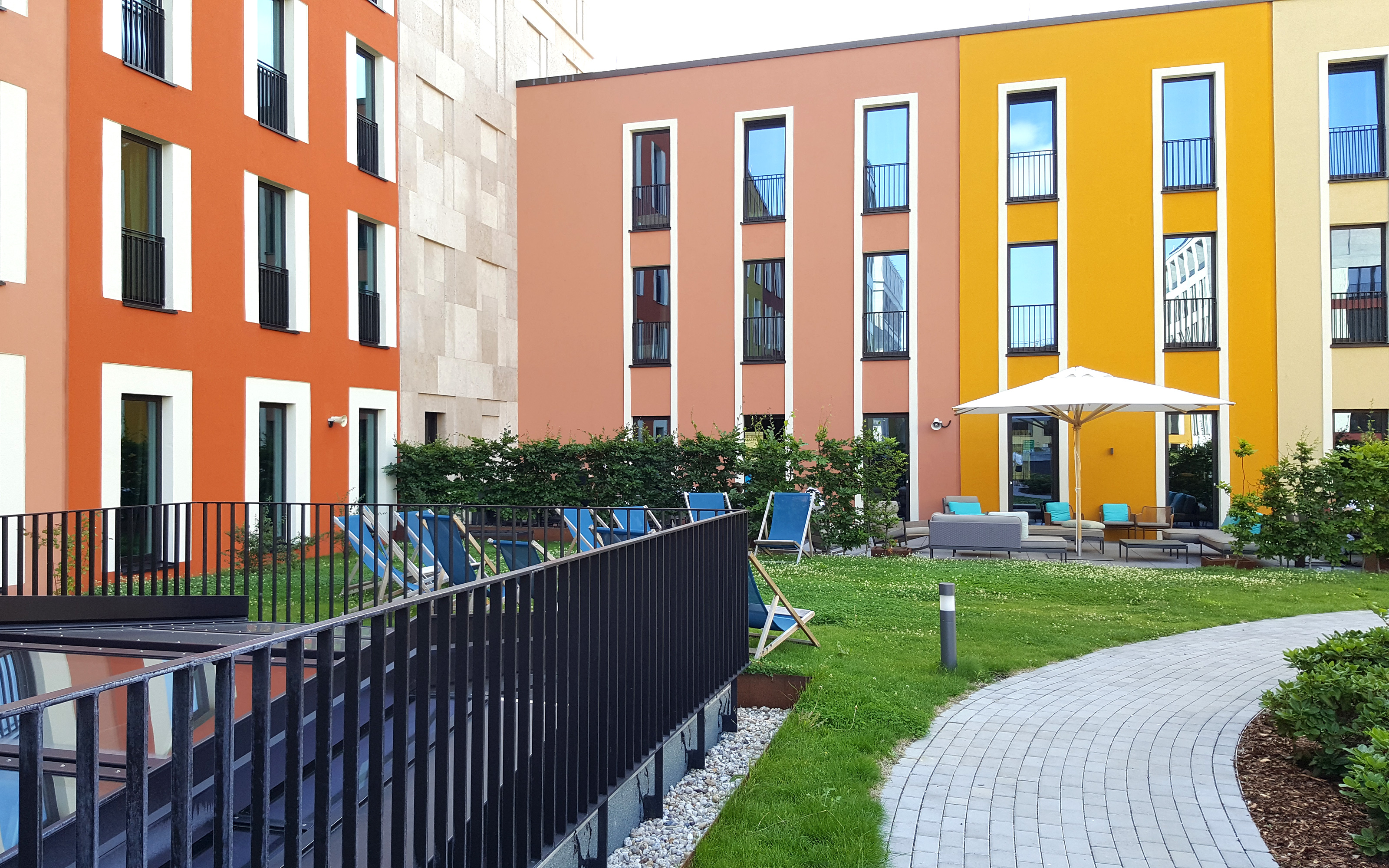 Begrünte Tiefgarage mit Rasen und Liegestühlen