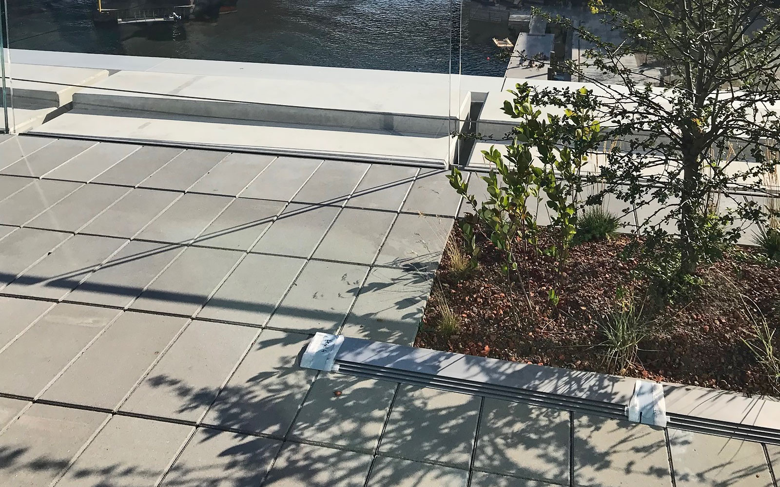 Plattenbelag und Pflanzbereich