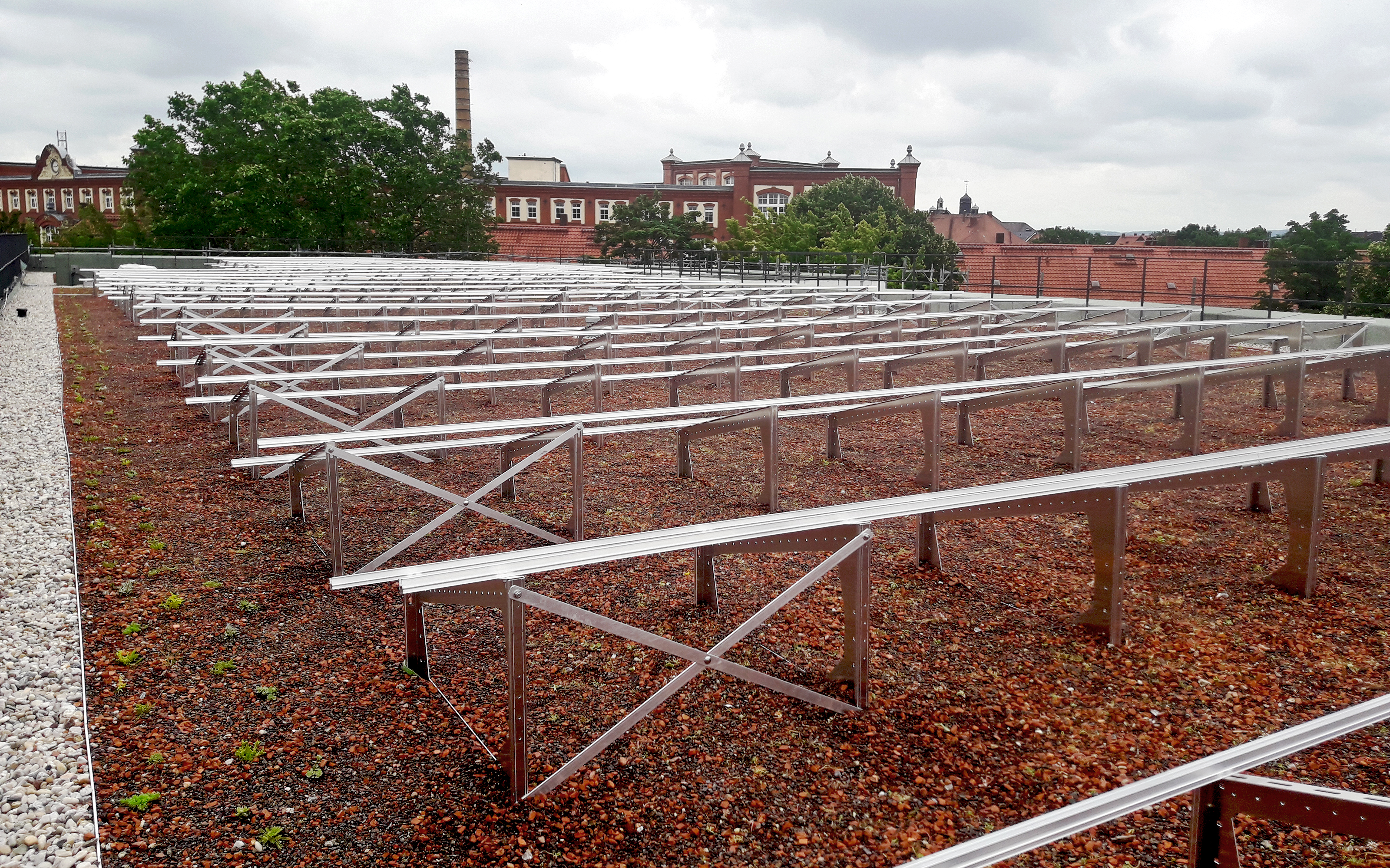 Dach mit Substrat und Solargrundrahmen