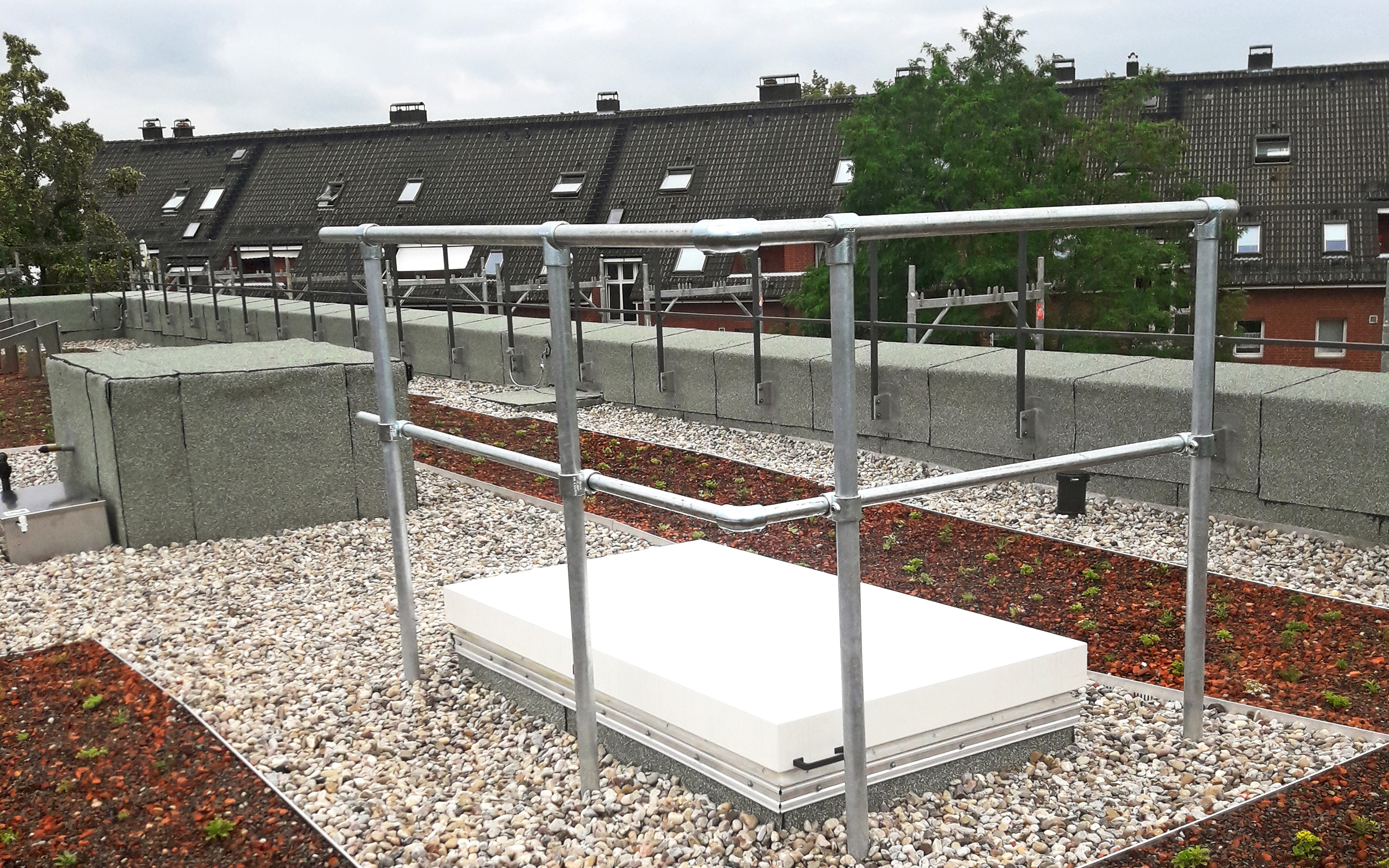 Dachaufbau mit Geländer, Substrat und Kies