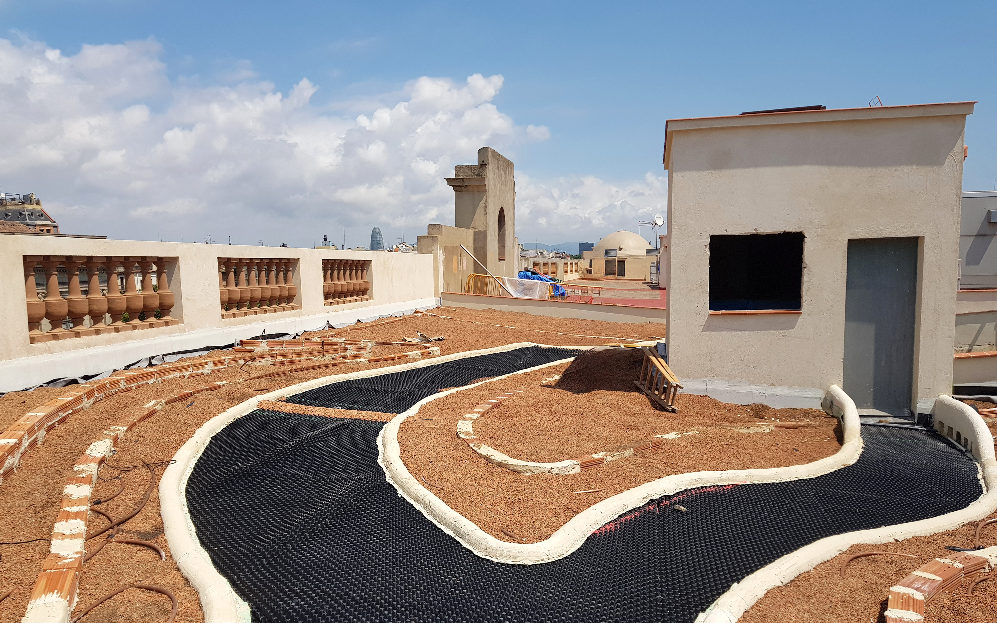 Dachfläche mit Dränage-Elementen und Substrat