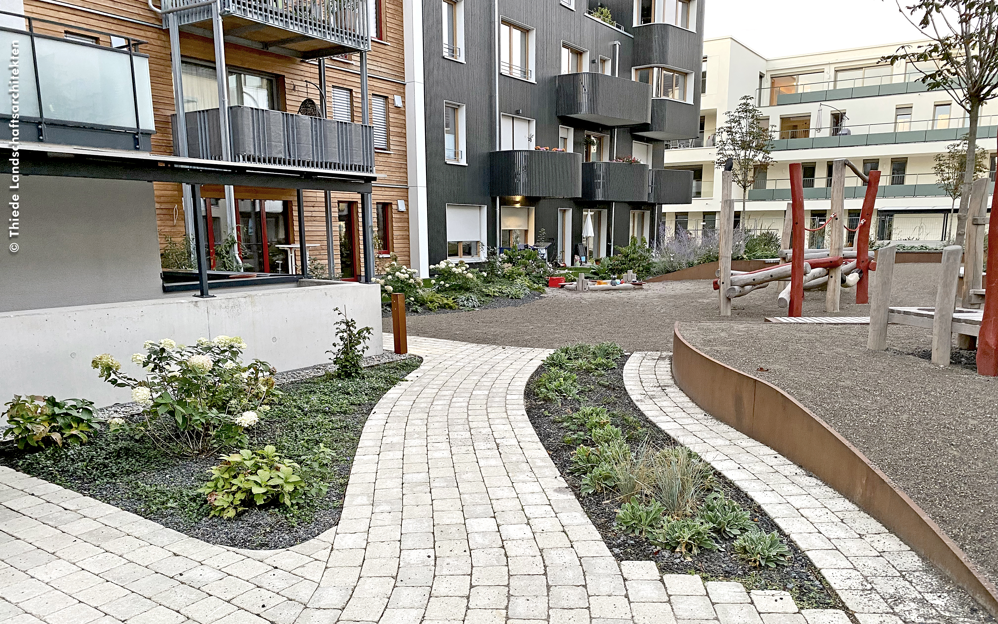 Geh- und Spielbereich einer Wohnanlage