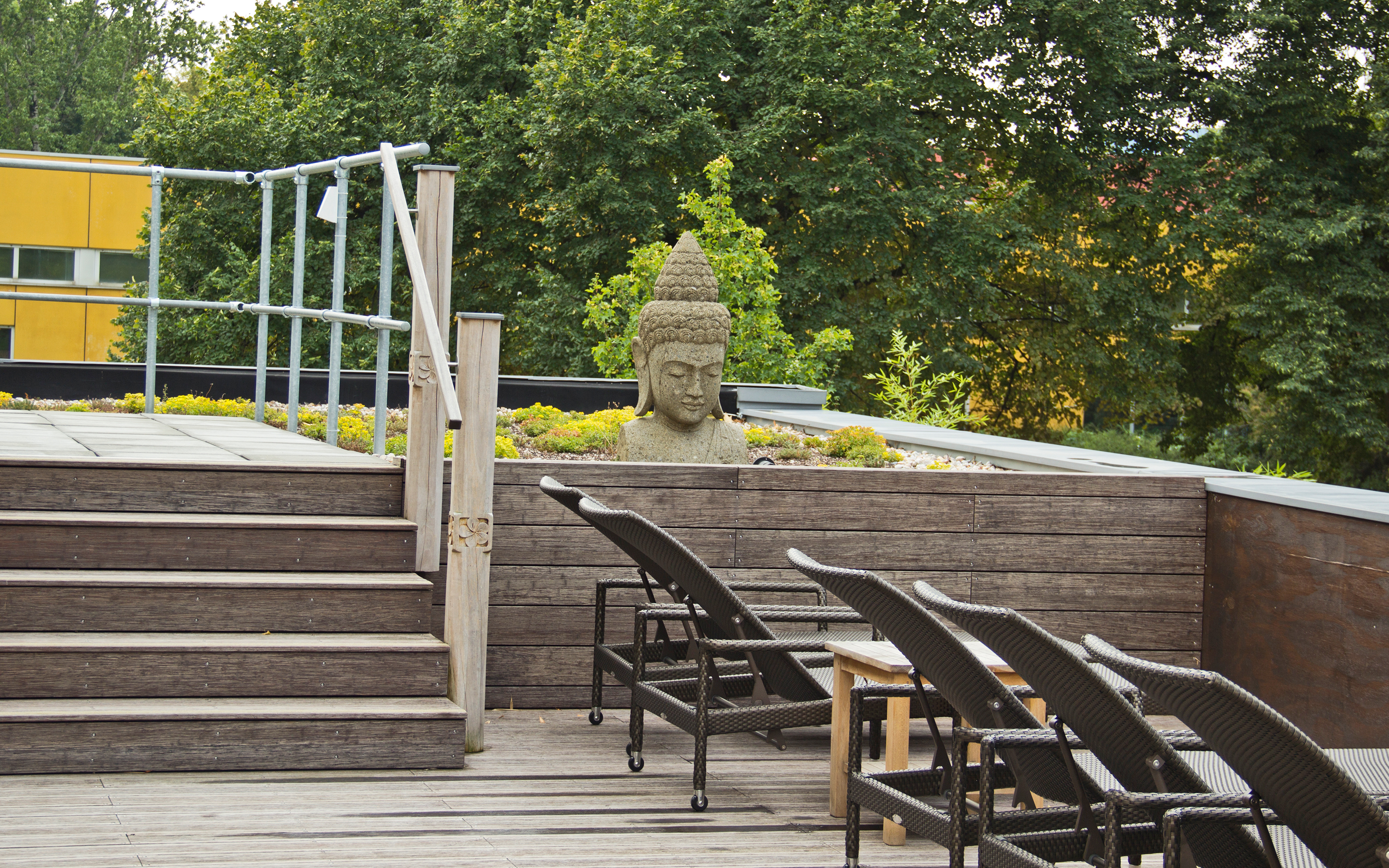 Liegestühle vor Buddha-Figur
