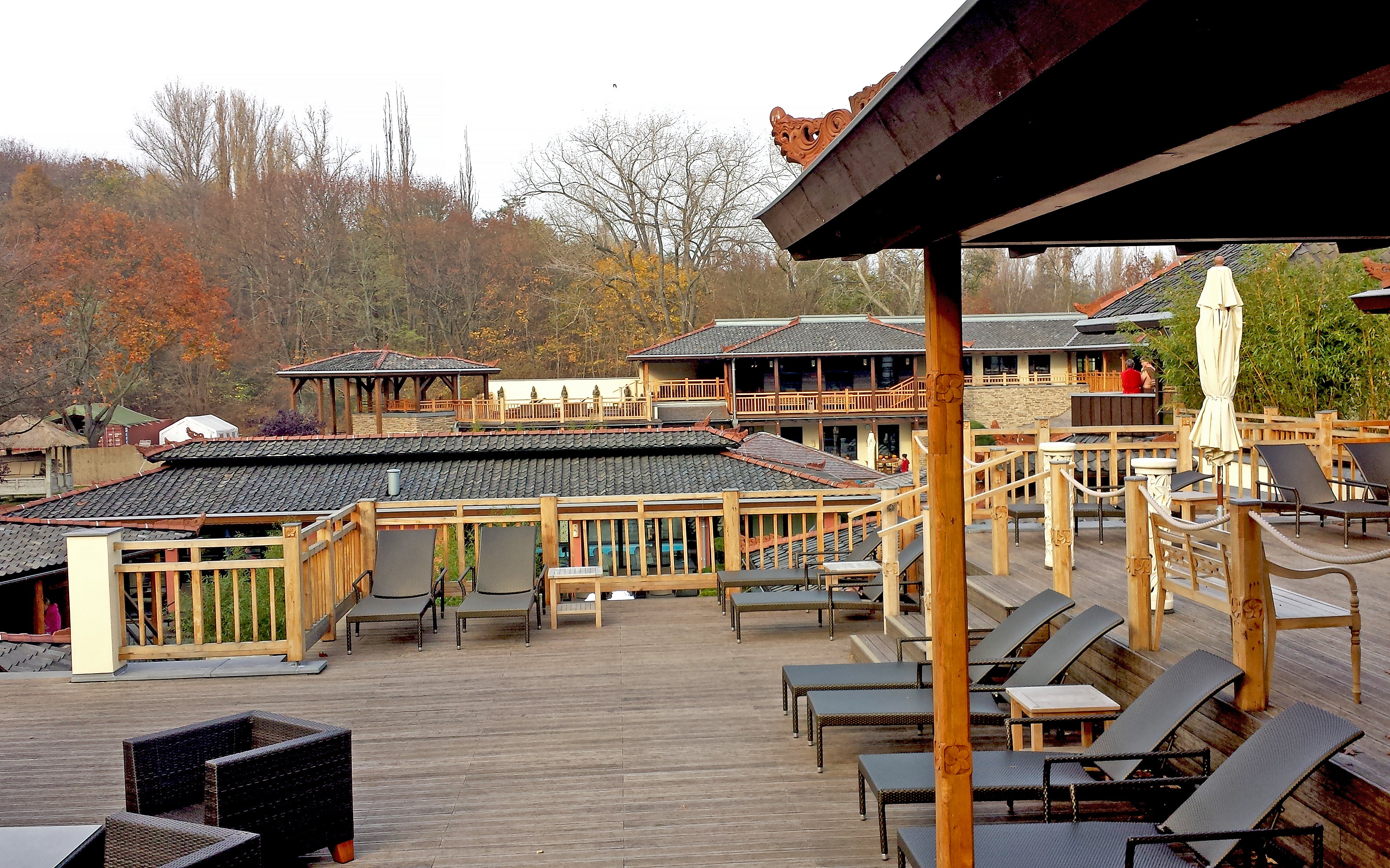 Terrasse mit Holzbelägen, Sitz- und Liegebereichen