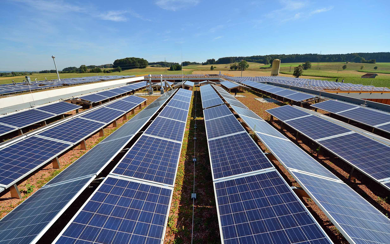 Dach mit Photovoltaik in Süd- und Sattelanordnung