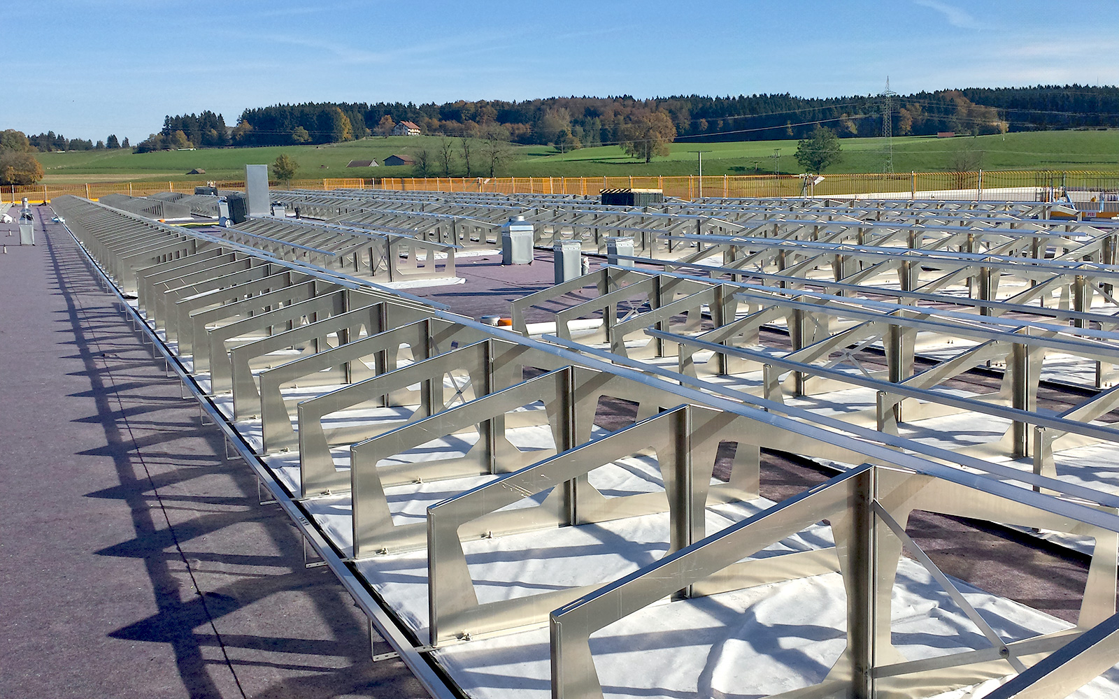 Solarbasis SB 200 und Solar-Grundrahmen SGR auf einem Dach