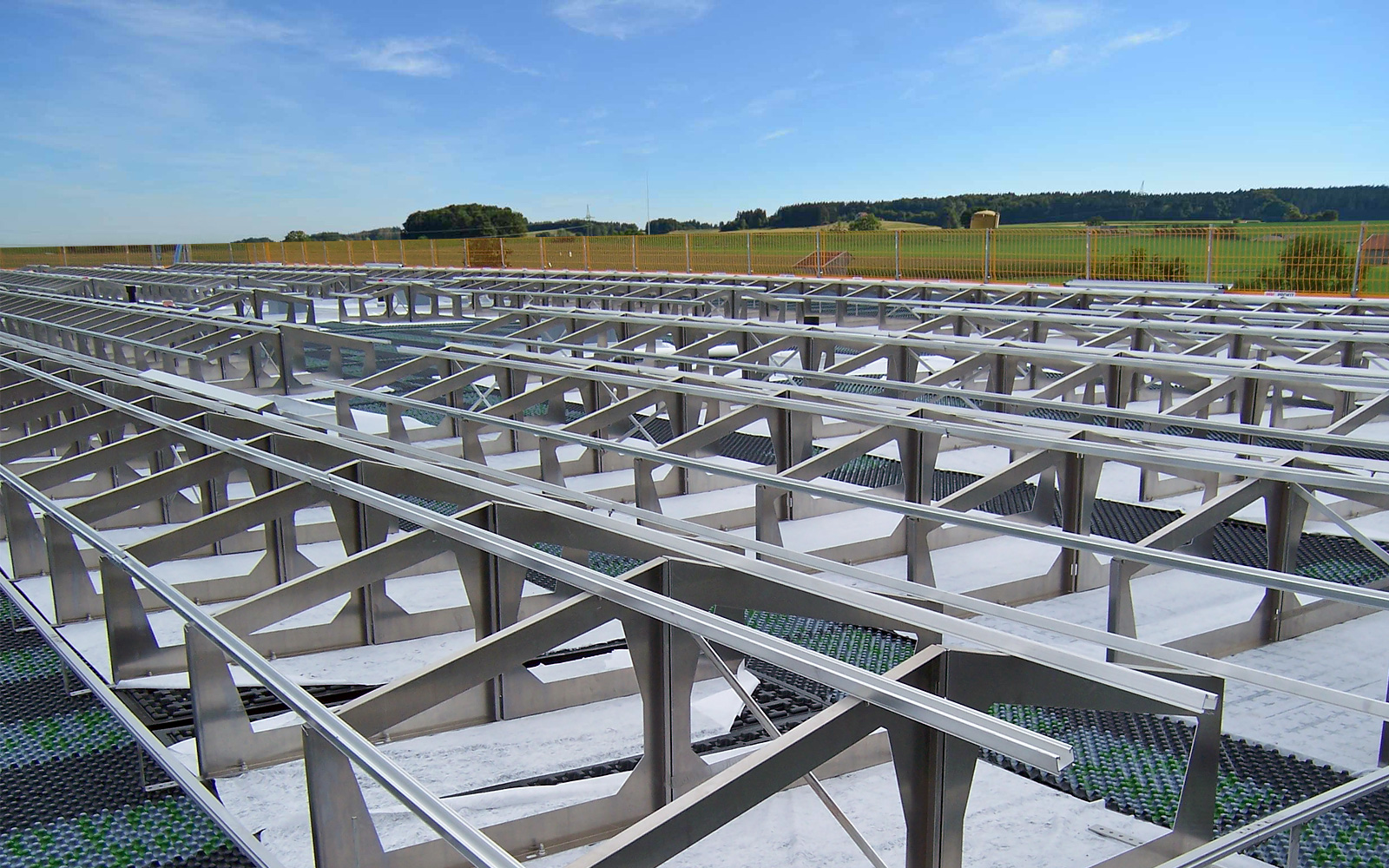 Floradrain® FD 40, Solarbasis SB 200 und Solar-Grundrahmen SGR auf einem Dach