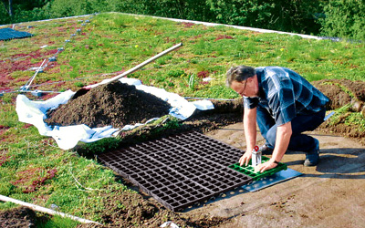 Mann platziert den Anschlagpunkt im Rasterelement des Fallnet® SR