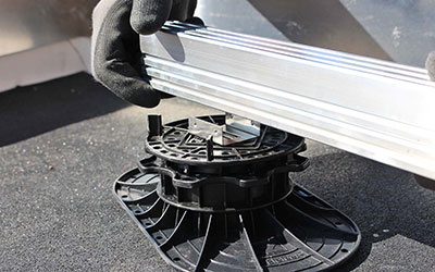 Einclipsen der Schiene in der Kopfplatte der Elefeet® Stelzlager