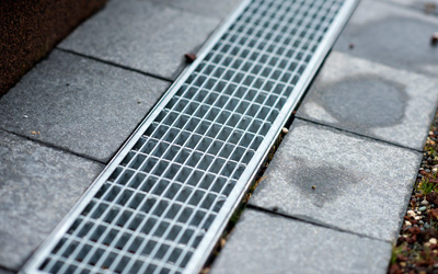 Gehbelag mit Entwässerungsrinne