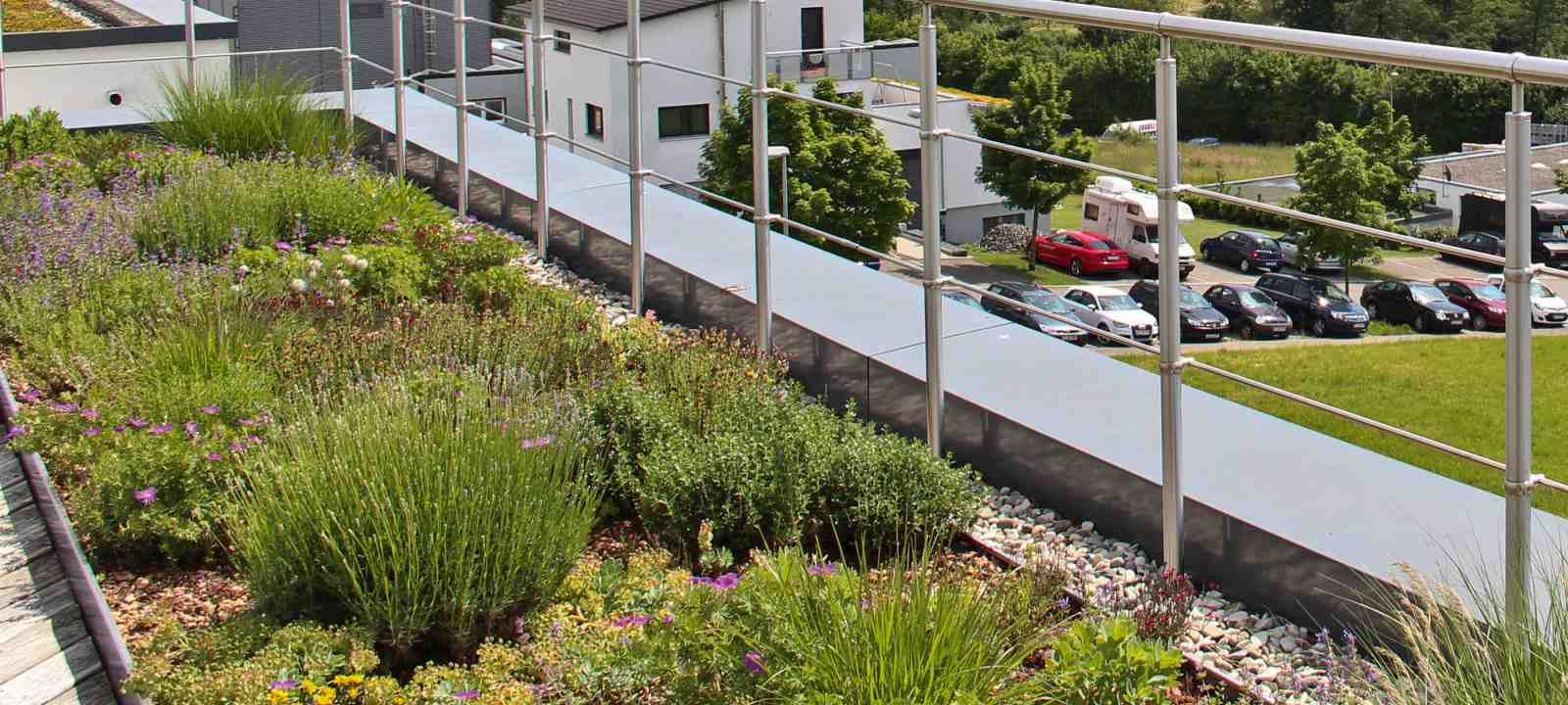 Gründach mit Geländer