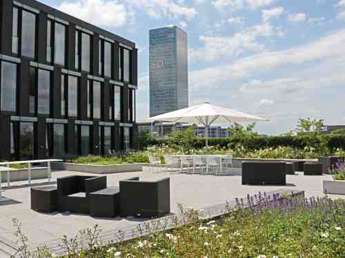 Dachgarten mit Sitzbereich und Pflanzbeeten