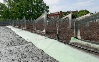 Gründachaufbau mit Fixodrain® XD 20, Aquafleece AF 300, Solar-Grundrahmen und Substrat