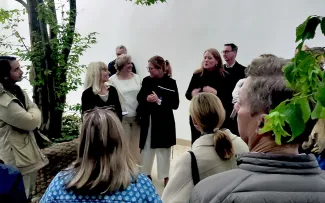 Menschengruppe in einem begrünten Raum