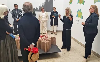 Menschengruppe bei Präsentation