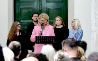 Sprecherin hält eine Rede