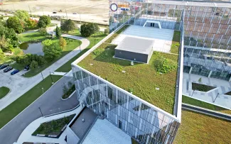 Bürogebäude mit begrüntem Dach