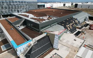 Begrünungsarbeiten auf einem Dach