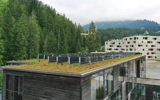 Gründach mit Solar in Vertikal-Anordnung
