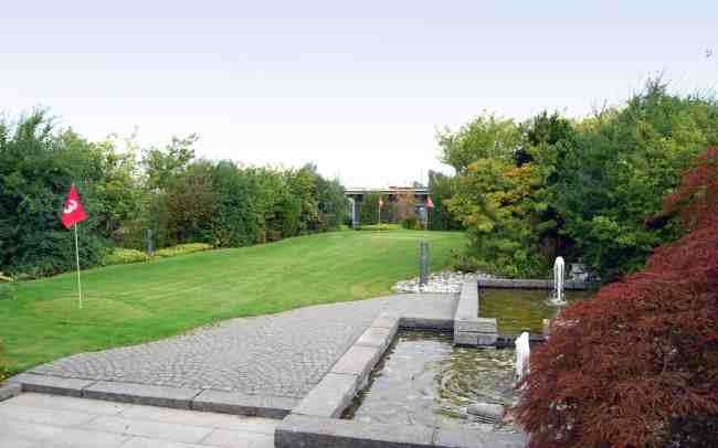 Dachgarten mit Golfplatz und Springbrunnen