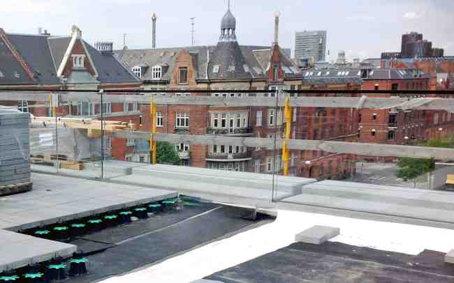 Verlegung von  Belägen auf Elefeet® Stelzlagern